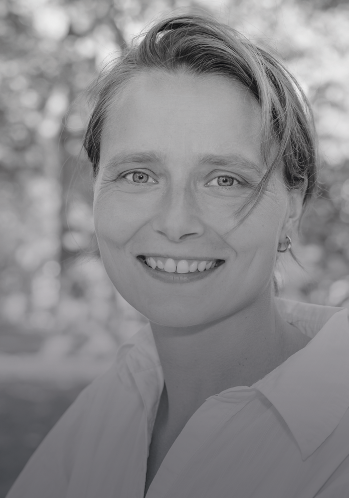 Das schwarz-weiße Foto zeigt eine Frau.